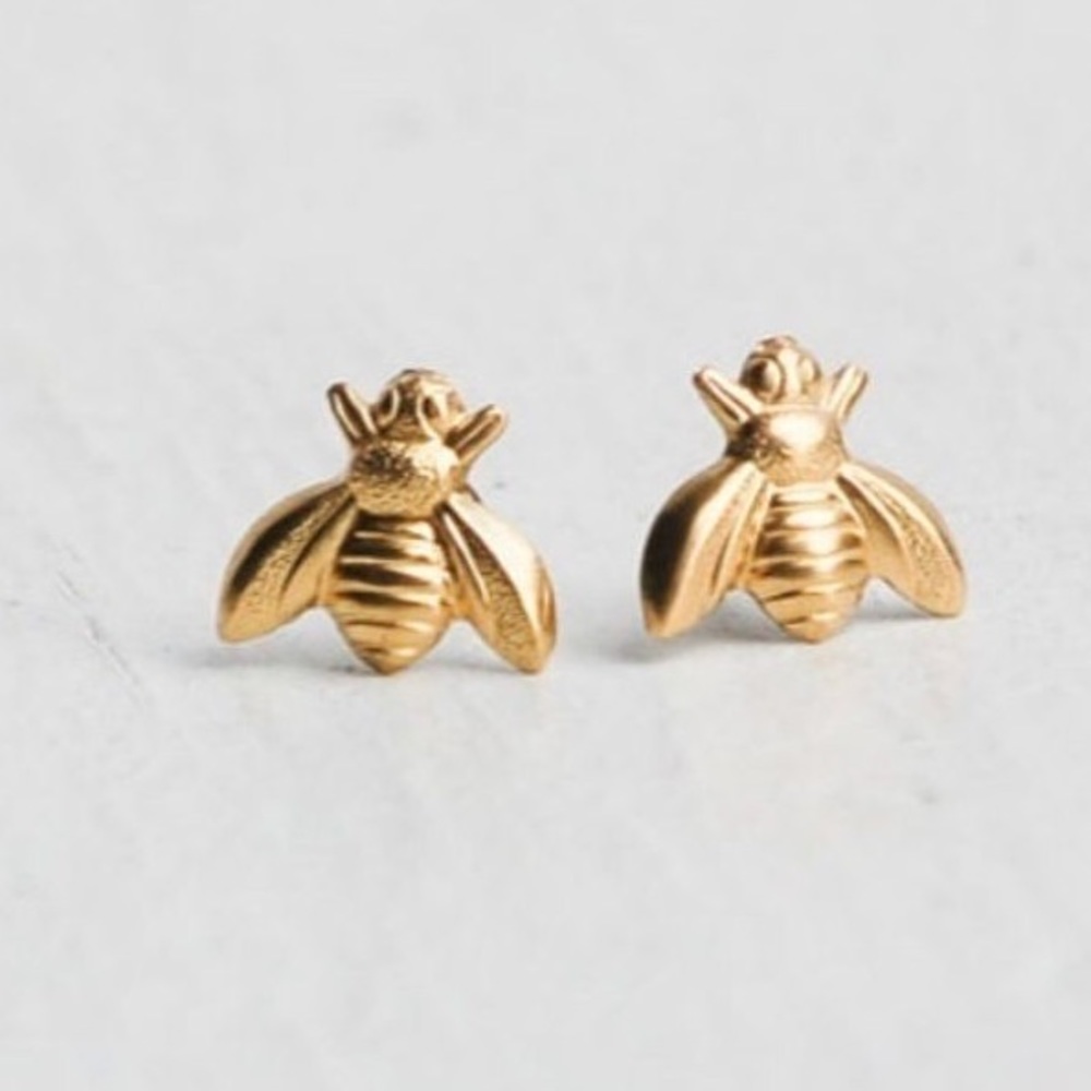 🔴 Bee Stud Earrings in Yellow Gold Tone